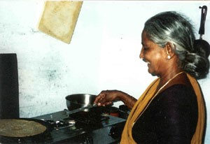 Sorja Amma preparing a dosa.